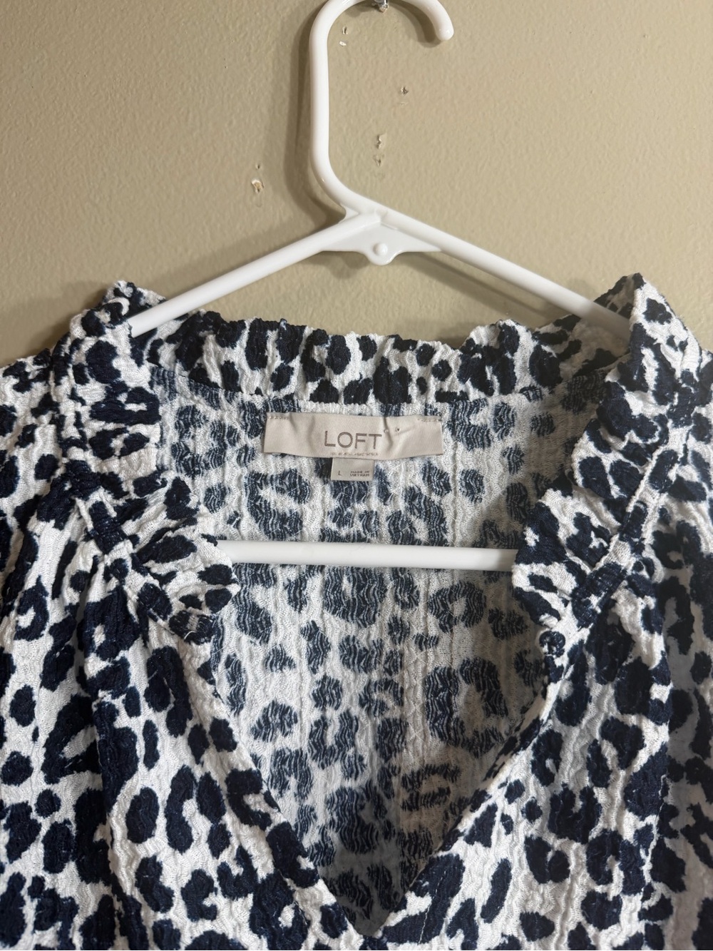 LOFT Dark Navy White Leopard Print Puff Sleeve Textured Blouse Large - Picture 7 of 9